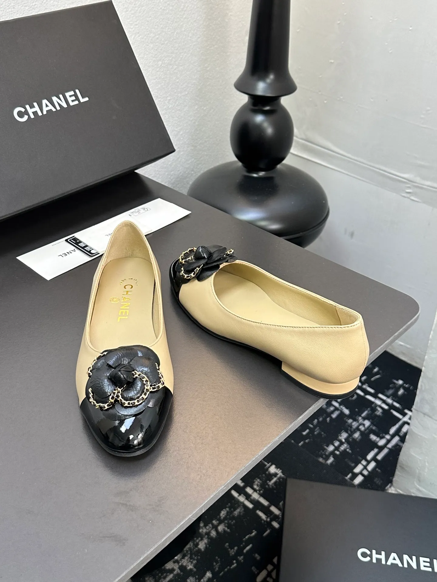 👟👟Ex-factory price 600👟👟 CHANEL｜Chanel Chanel 25C early spring new product Camellia series flat shoes This season’s Camellia series is really beautiful😍 Grandma Xiang’s family has always had the elegant and ladylike temperament, full of high-end sense! It’s very nice on the feet~ Whether worn barefoot or paired with skirts or trousers, it’s very versatile! Incomparably beautiful! Extraordinarily fairy 🧚 Overwhelmingly girly‼ ️ The upper is made of imported lambskin, the lining is made of mixed sheepskin, and the Italian A-grade leather outsole Size: 35-39 (40/41 customized)
